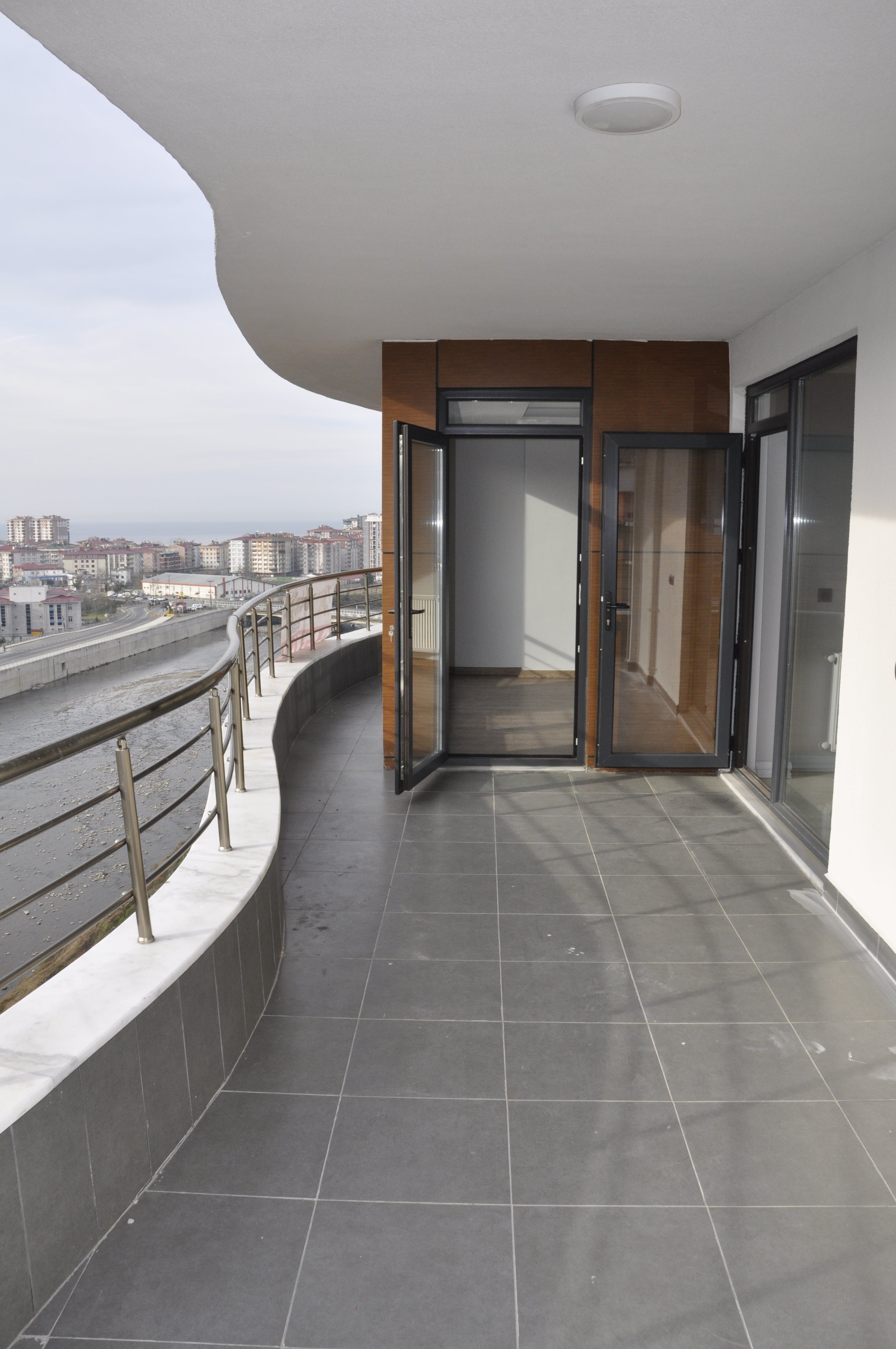 Kaya 44 binasının balkon görünümü.
